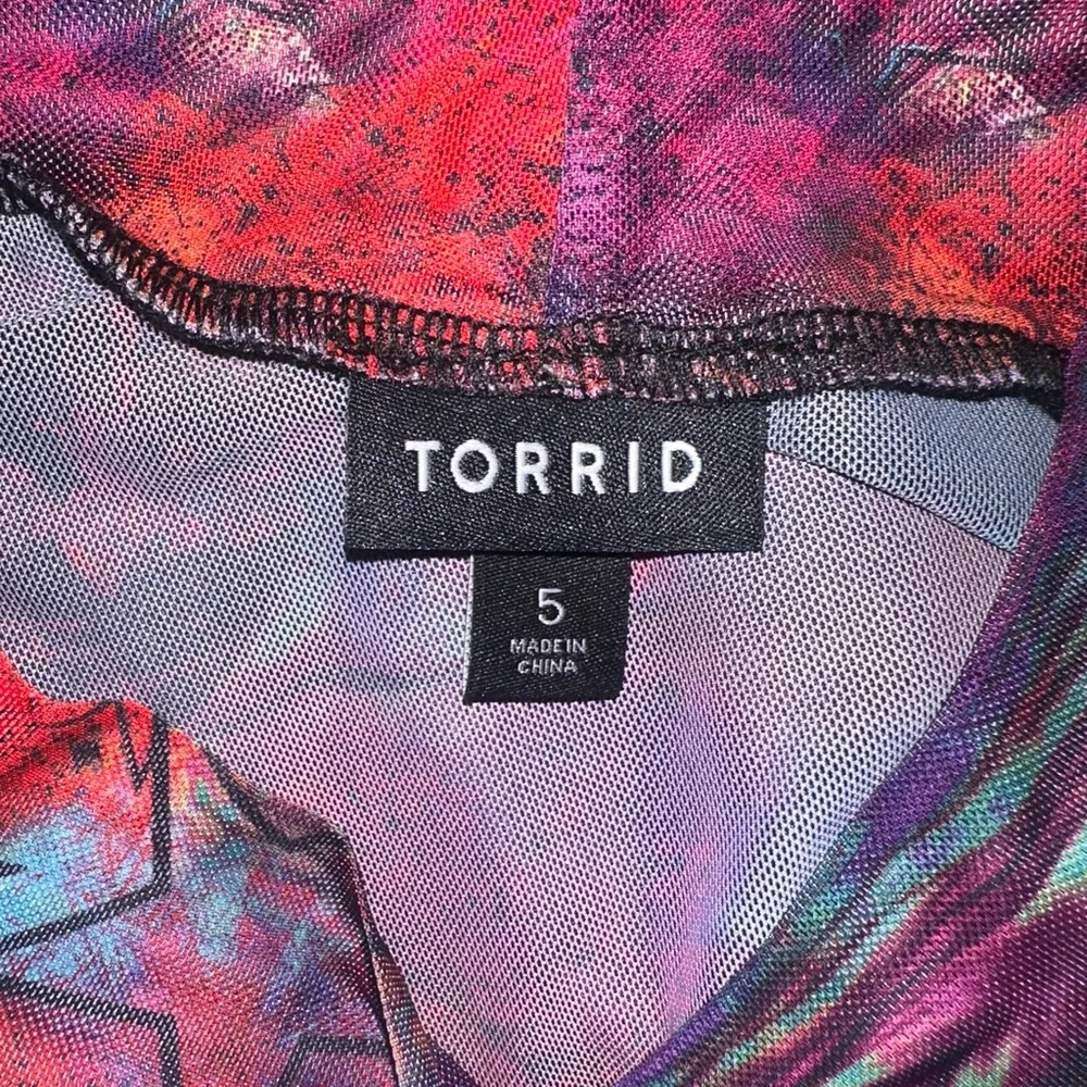 Torrid Multicolor Abstract Top - Picture 2 of 4